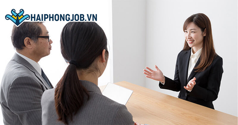 Luôn cười và eye contact với nhà tuyển dụng